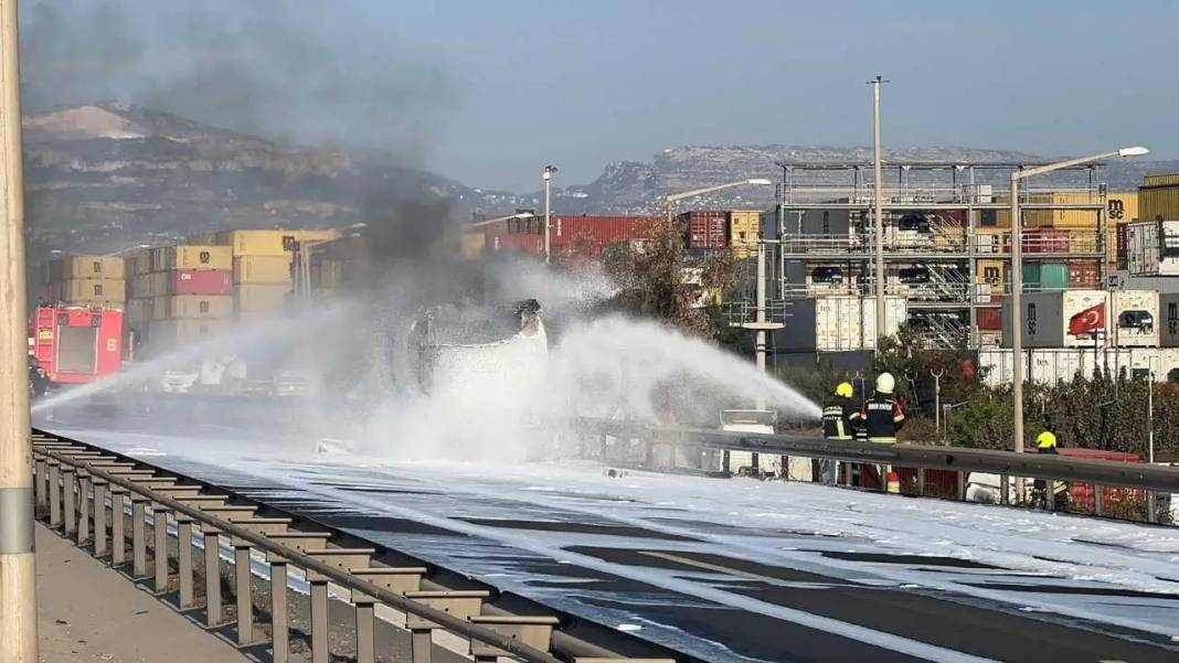 Mersin’de Mazot Yüklü Tanker Alev Aldı: Gökyüzü Siyaha Büründü! 5